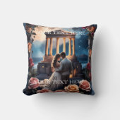 海のそばに立つ美しい花嫁と花婿 クッション (正面)