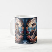 海のそばに立つ美しい花嫁と花婿 コーヒーマグカップ (正面左)