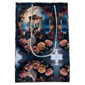 海のそばに立つ美しい花嫁と花婿 ミディアムペーパーバッグ (裏面)