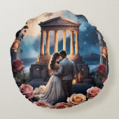 海のそばに立つ美しい花嫁と花婿 ラウンドクッション (裏面)