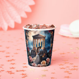 海のそばに立つ美しい花嫁と花婿 紙コップ