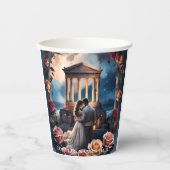 海のそばに立つ美しい花嫁と花婿 紙コップ (正面)