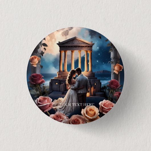 海のそばに立つ美しい花嫁と花婿 缶バッジ (正面)