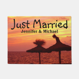 海のたった今結婚しましたの玄関マットのロマンチックな日没 ドアマット