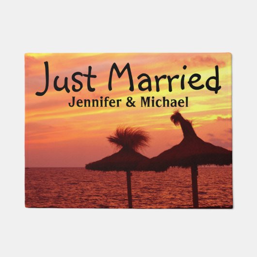 海のたった今結婚しましたの玄関マットのロマンチックな日没 ドアマット (正面)
