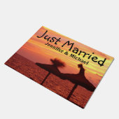 海のたった今結婚しましたの玄関マットのロマンチックな日没 ドアマット (アングル)