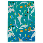 海のイルカと女の子の誕生日パーティーの下 ミディアムペーパーバッグ (裏面)
