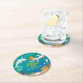 海のイルカと女の子の誕生日パーティーの下 ラウンドペーパーコースター (インサイチュ)