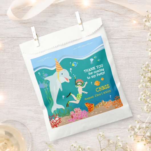 海のイルカと男の子の誕生日のパーティーの下で フェイバーバッグ (クリップ留めされた状態)