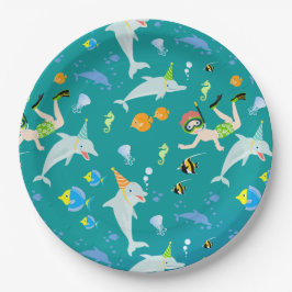 海のイルカと男の子の誕生日のパーティーの下で ペーパープレート