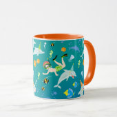 海のイルカと男の子の誕生日のパーティーの下で マグカップ (正面右)