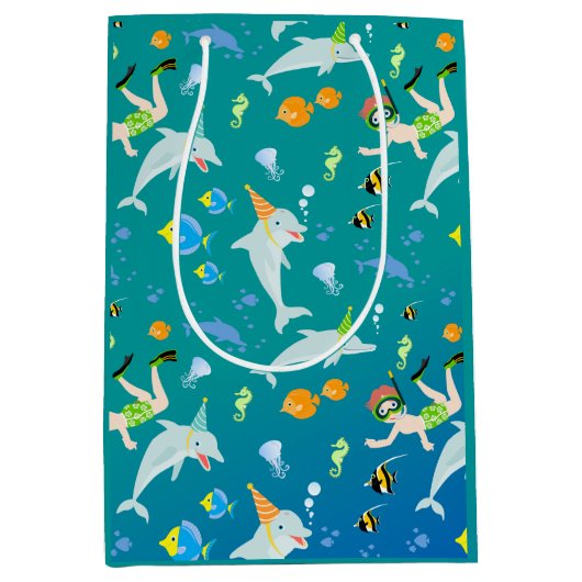 海のイルカと男の子の誕生日のパーティーの下で ミディアムペーパーバッグ (正面)