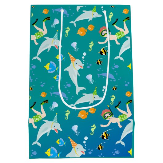 海のイルカと男の子の誕生日のパーティーの下で ミディアムペーパーバッグ (裏面)