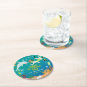 海のイルカと男の子の誕生日のパーティーの下で ラウンドペーパーコースター (インサイチュ)