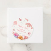 海のイルカの少女の赤ちゃんシャワーの下でピンクかわいい フェイバータグ (インサイチュ)