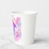 海のイルカの赤ちゃんシャワーの下で幸せ 紙コップ (左)