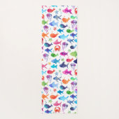 海のカニの子どもたちの下にいる虹色の水魚 ヨガマット (裏面)