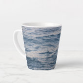 海のクローズアップ カフェラテマグ (左アングル)