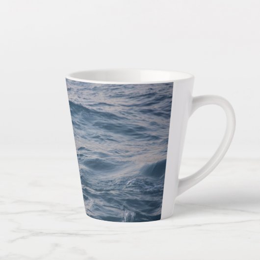 海のクローズアップ カフェラテマグ (右)