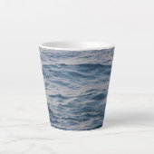 海のクローズアップ カフェラテマグ (正面)