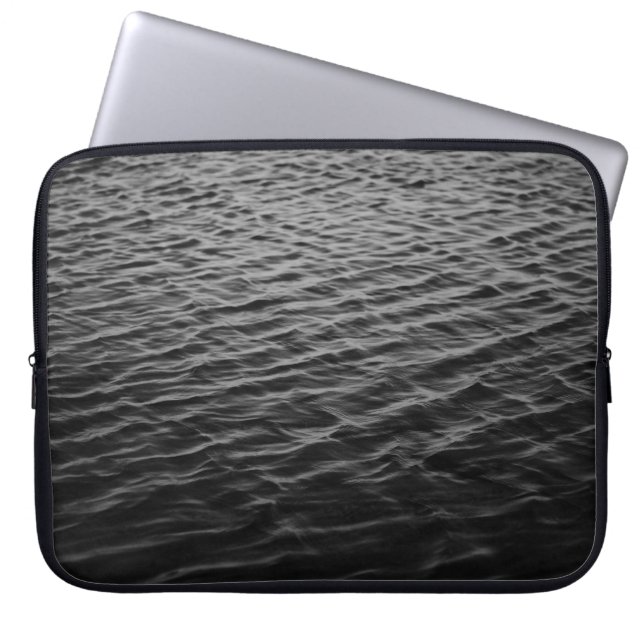 海のグレースケールフォト ラップトップスリーブ (正面)