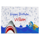 海のサメの誕生日パーティーの少年たち ラージペーパーバッグ (裏面)