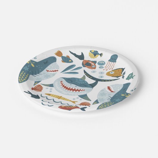 海のサメの魚のパターンの下にかわいい ペーパープレート (アングル)