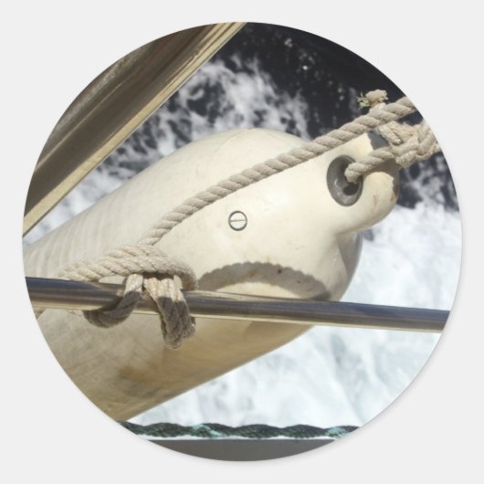 海のステッカーでボートに浮く ラウンドシール (正面)