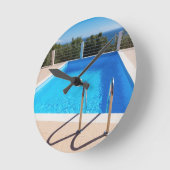 海のステップの青いプール ラウンド壁時計 (傾斜)