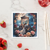 海のテーブルのそばに立つ美しい花嫁と花婿 スタンダードカクテルナプキン (インサイチュ)