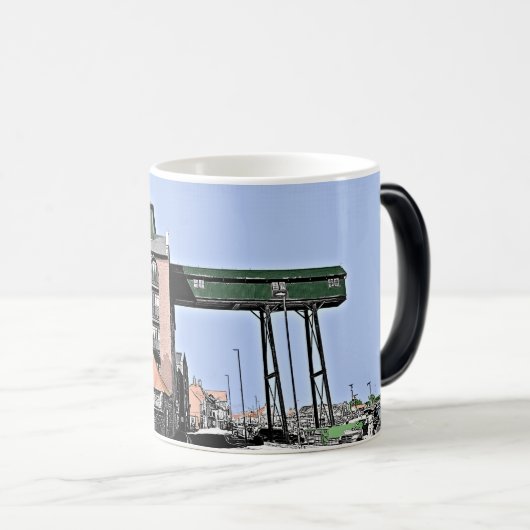 海のノーフォークの隣の古い穀倉地帯の井戸 モーフィングマグカップ (正面右)