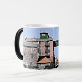 海のノーフォークの隣の古い穀倉地帯の井戸 モーフィングマグカップ (正面左)