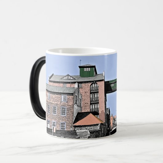 海のノーフォークの隣の古い穀倉地帯の井戸 モーフィングマグカップ (正面左)