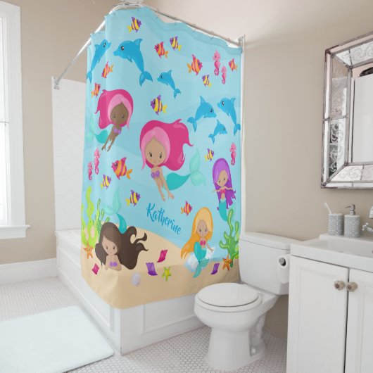 海のバスルームの下にかわいい漫画の人魚の少女 シャワーカーテン (インサイチュ)