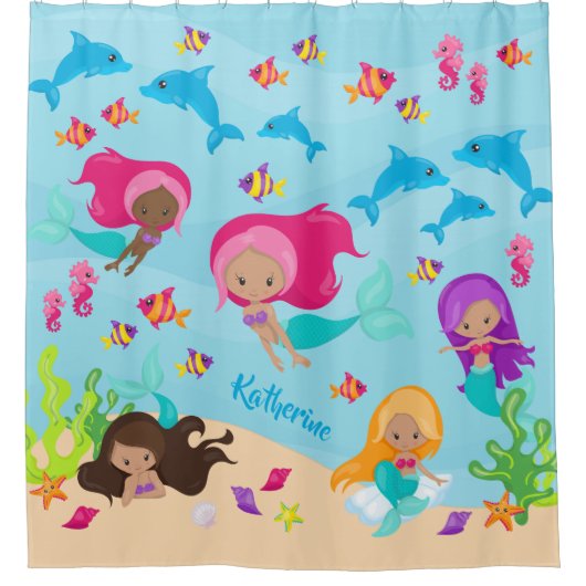 海のバスルームの下にかわいい漫画の人魚の少女 シャワーカーテン (正面)
