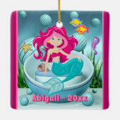 海のパーソナライズされた下の人魚ビーチクリスマス セラミックオーナメント (裏面)
