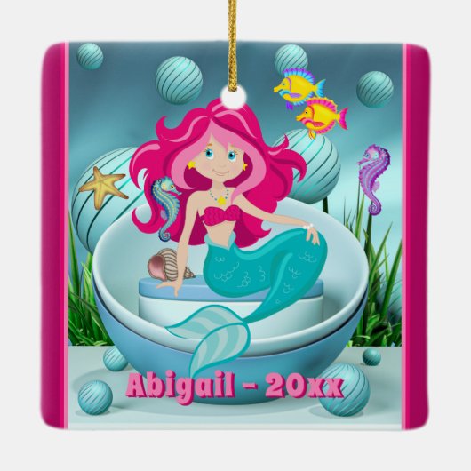 海のパーソナライズされた下の人魚ビーチクリスマス セラミックオーナメント (裏面)