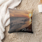 海のパーソナライズな枕が付いている日没のビーチ クッション (ブランケット)