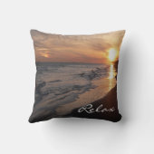 海のパーソナライズな枕が付いている日没のビーチ クッション (裏面)