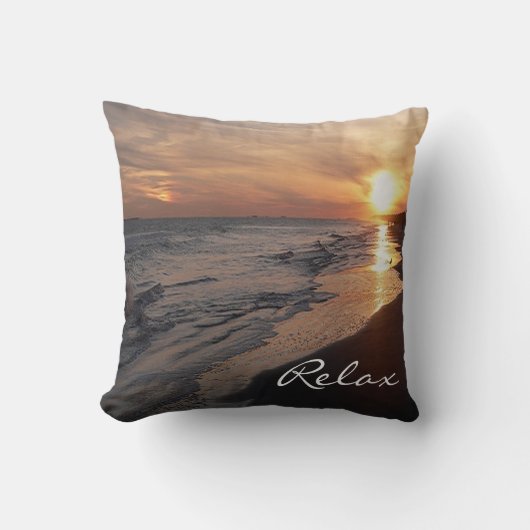 海のパーソナライズな枕が付いている日没のビーチ クッション (正面)