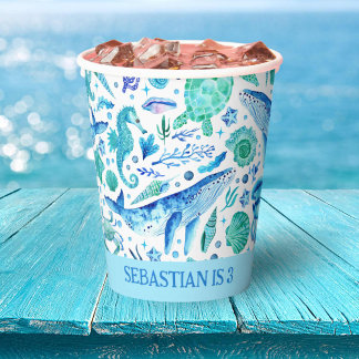 海のパーティーの水色の鯨、シーホースの下で 紙コップ