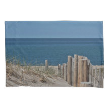 海のビーチおよびビーチの塀