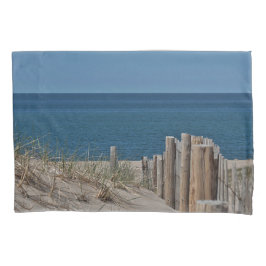 海のビーチおよびビーチの塀 枕カバー