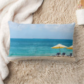 海のビーチのラウンジチェア ランバークッション (ブランケット)