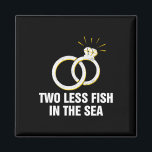海のプーンの花嫁とグ結婚ロの中の魚を二つ減らす マグネット<br><div class="desc">海のプンの花嫁と花婿結婚のジョークの中の魚を2つ減らす1</div>