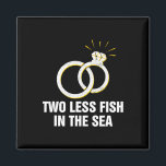 海のプーンの花嫁とグ結婚ロの中の魚を二つ減らす マグネット<br><div class="desc">海のプンの花嫁と花婿結婚のジョークの中の魚を2つ減らす1</div>