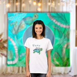 海のママの下で赤ちゃんシャワー Tシャツ
