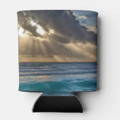 海の上で雲を切り抜ける太陽 缶クーラー (裏面)