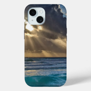 海の上で雲を切り抜ける太陽 iPhone 15ケース