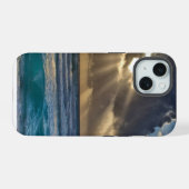 海の上で雲間から顔を出す太陽 iPhone 15ケース (裏面横)